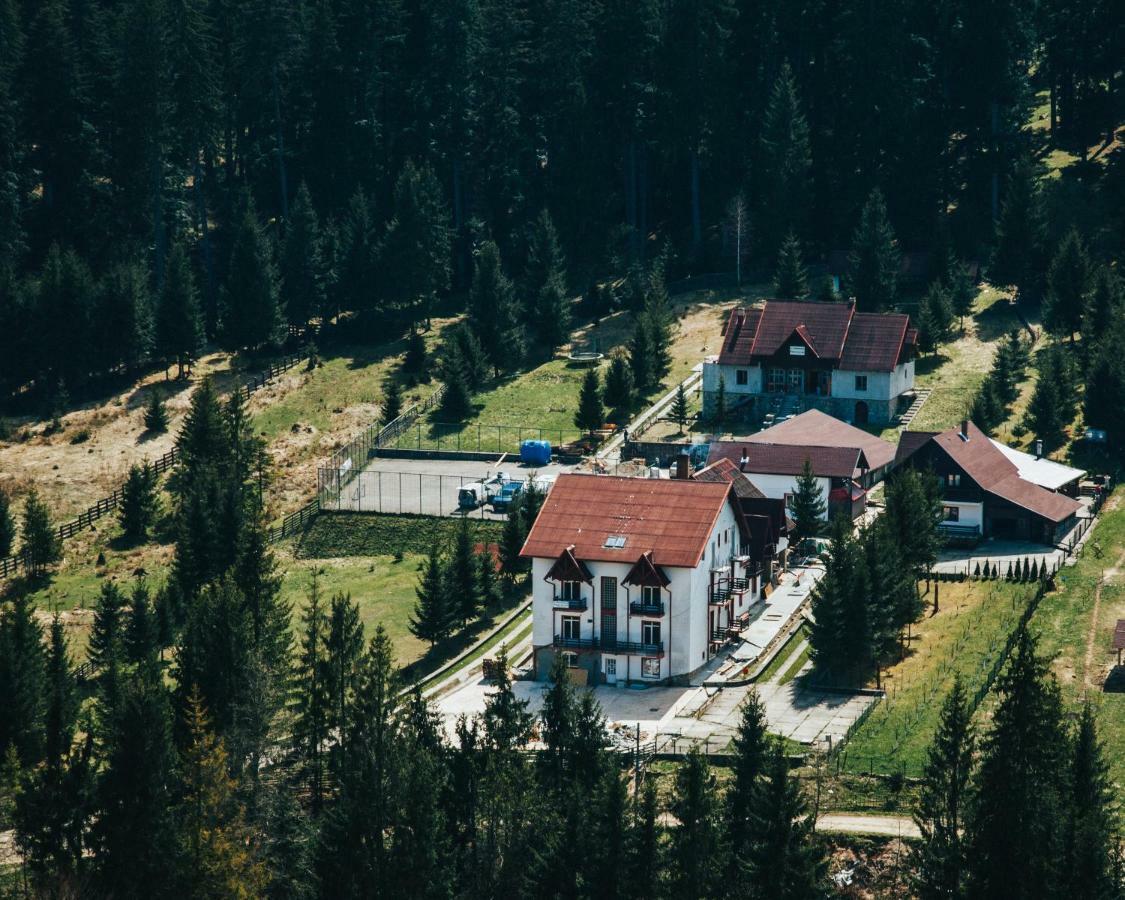 Hotel Floare De Colt Mînăstirea Humorului Exteriör bild