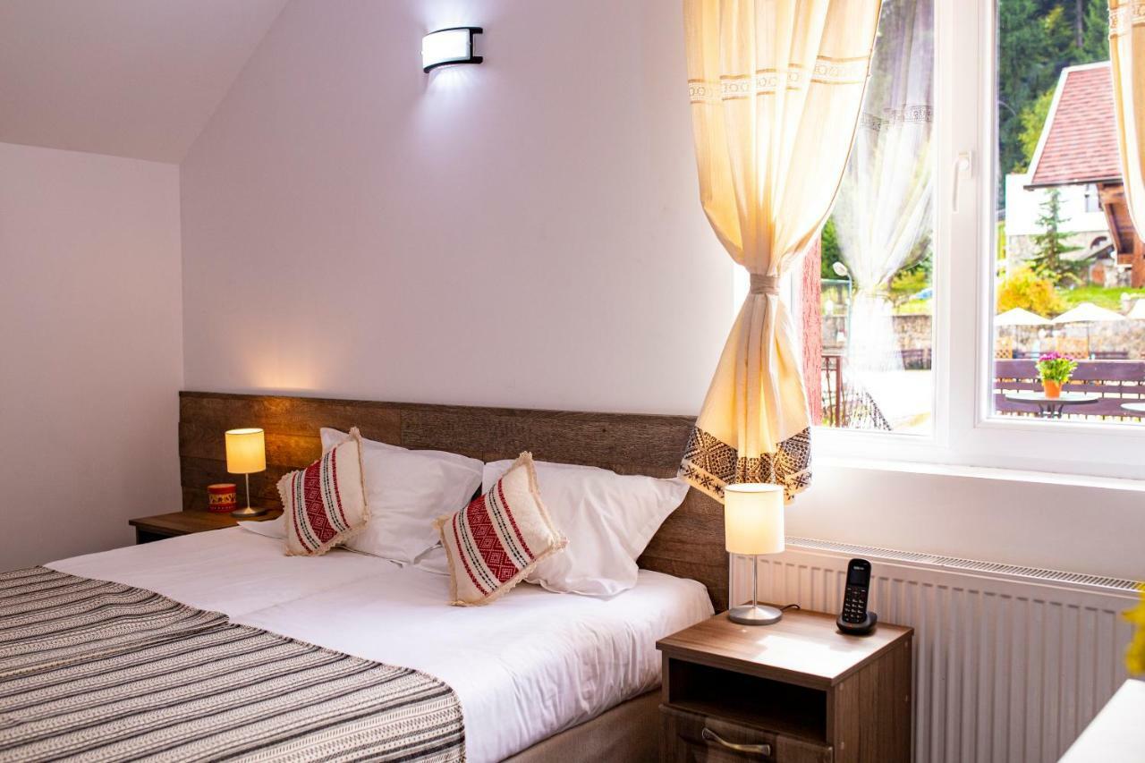 Hotel Floare De Colt Mînăstirea Humorului Exteriör bild