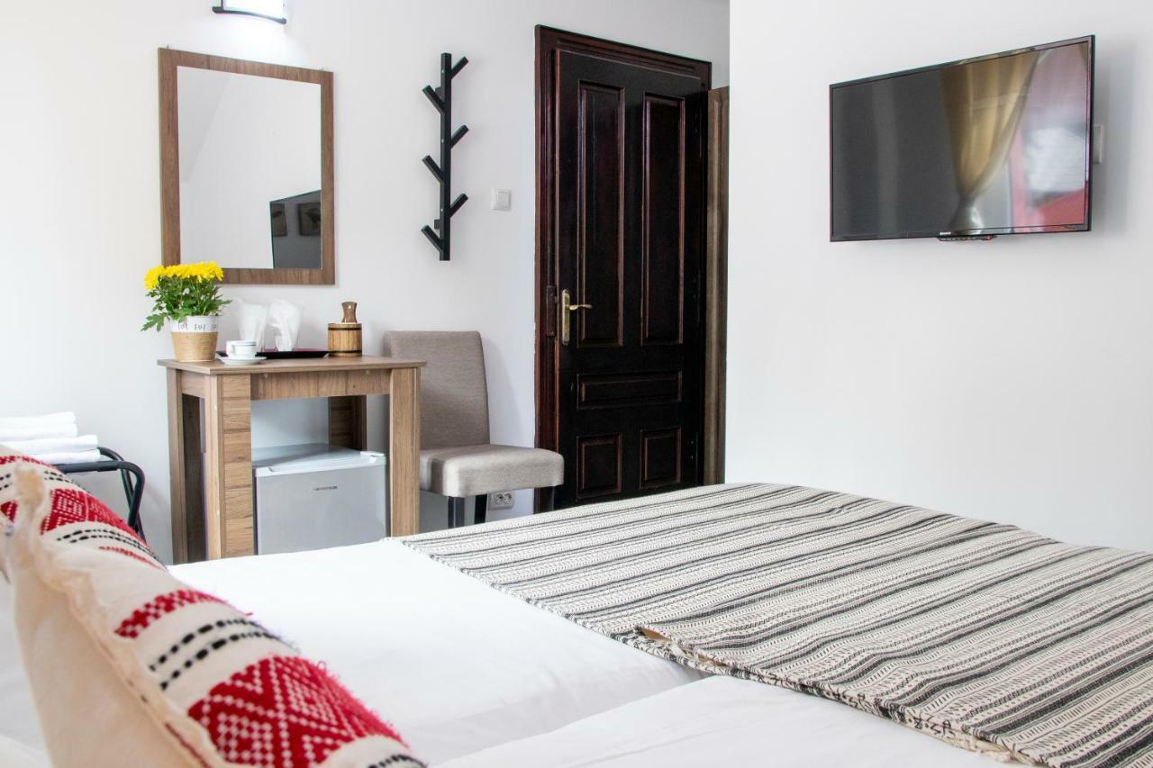 Hotel Floare De Colt Mînăstirea Humorului Exteriör bild