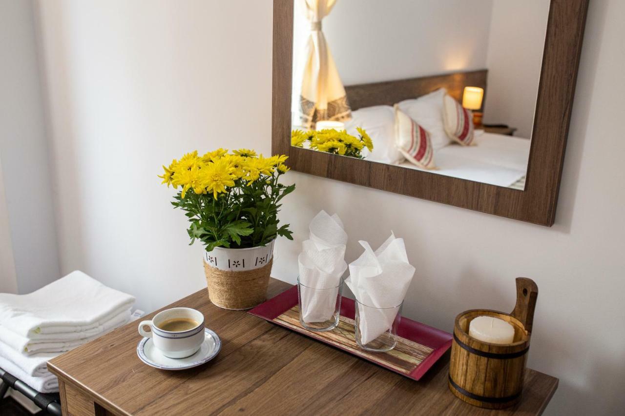 Hotel Floare De Colt Mînăstirea Humorului Exteriör bild