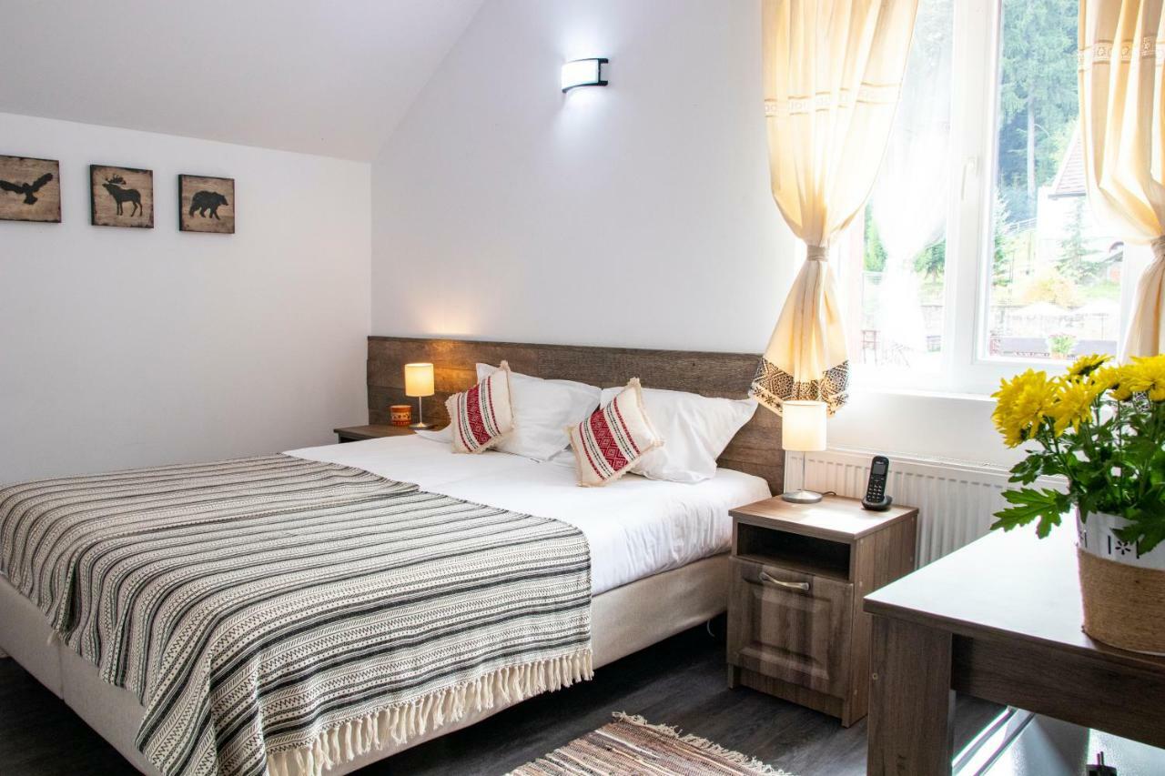 Hotel Floare De Colt Mînăstirea Humorului Exteriör bild