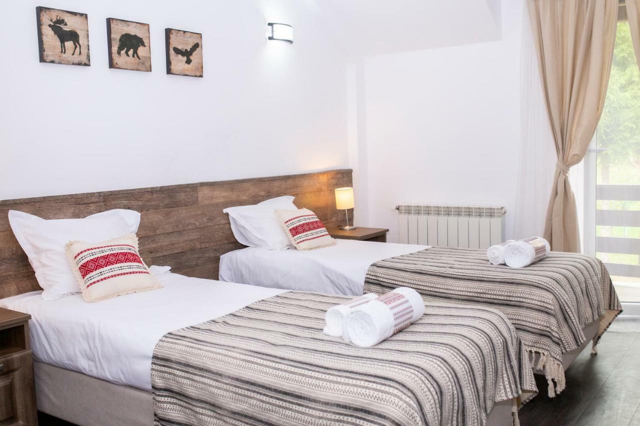 Hotel Floare De Colt Mînăstirea Humorului Exteriör bild