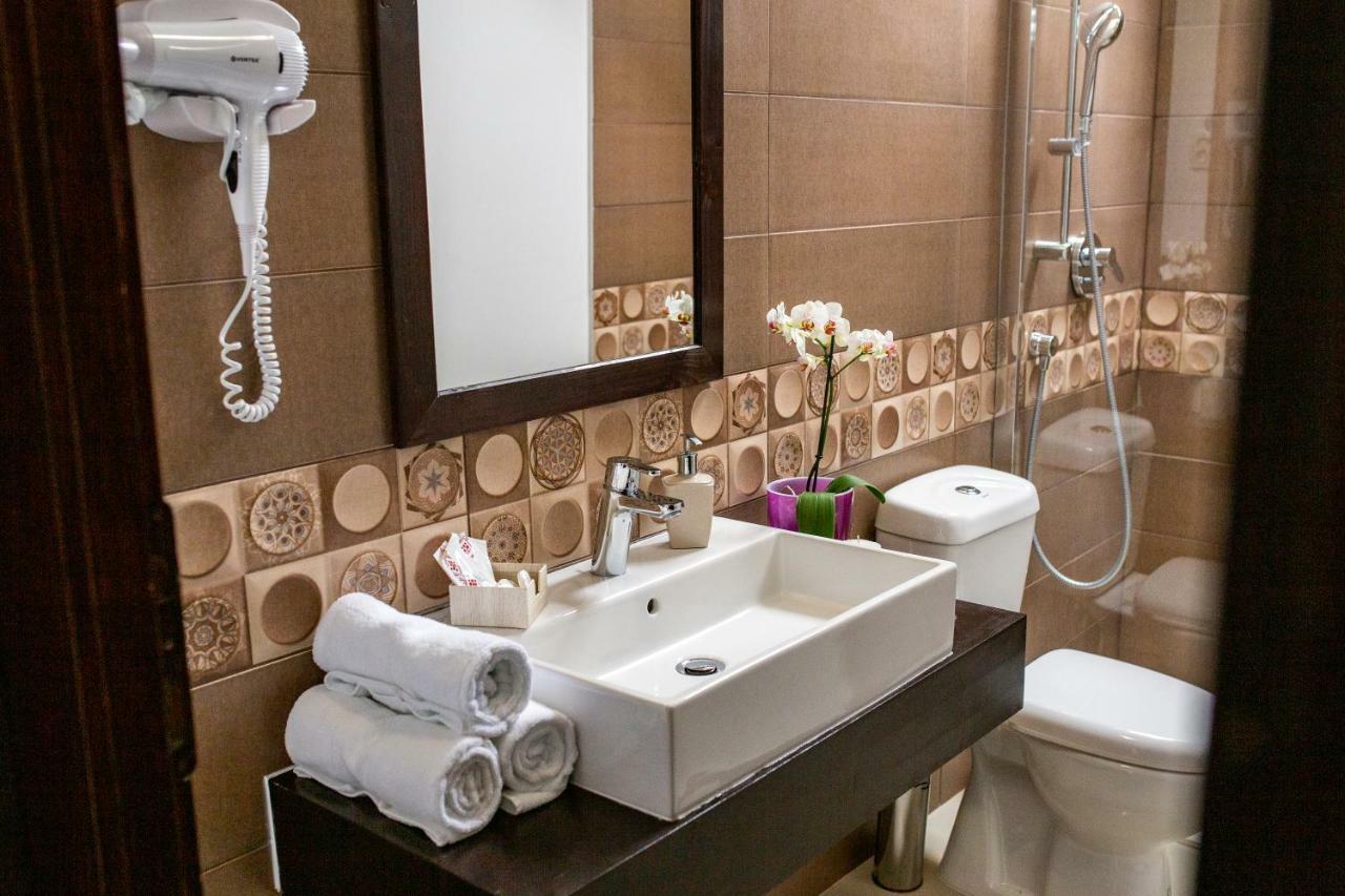 Hotel Floare De Colt Mînăstirea Humorului Exteriör bild