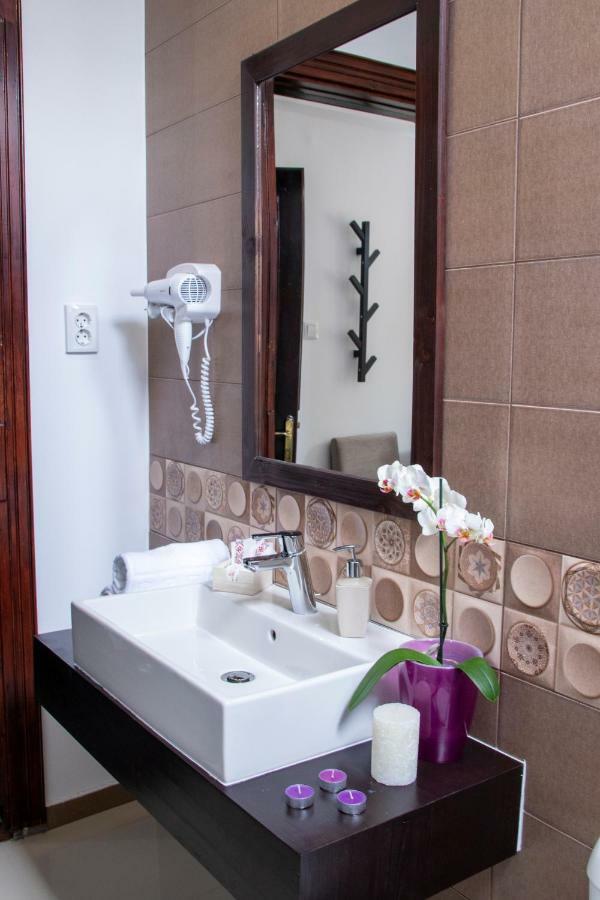 Hotel Floare De Colt Mînăstirea Humorului Exteriör bild